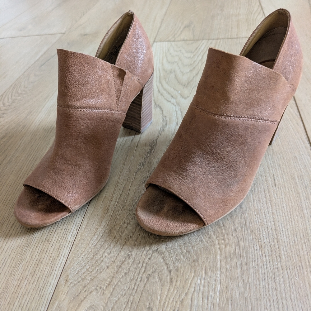 Elegant Tan Peep-Toe Ankle Boots